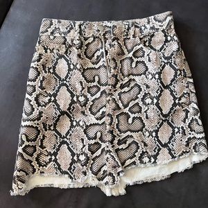 2 zara skirts size 24/xs used once, 1 Pacsun denim skirt, 1 zara shorts 10$ each